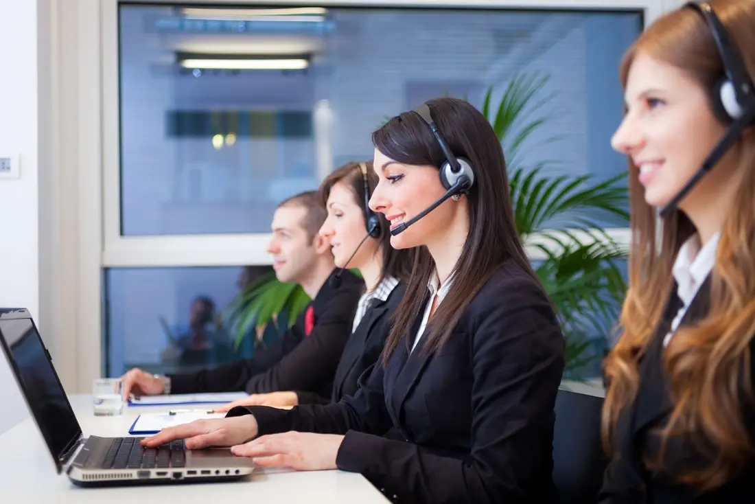 Dolmetscherinnen mit Headsets bei der Arbeit